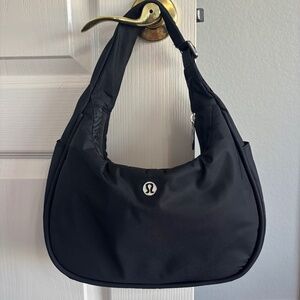 City Essentials Shoulder Bag 4L